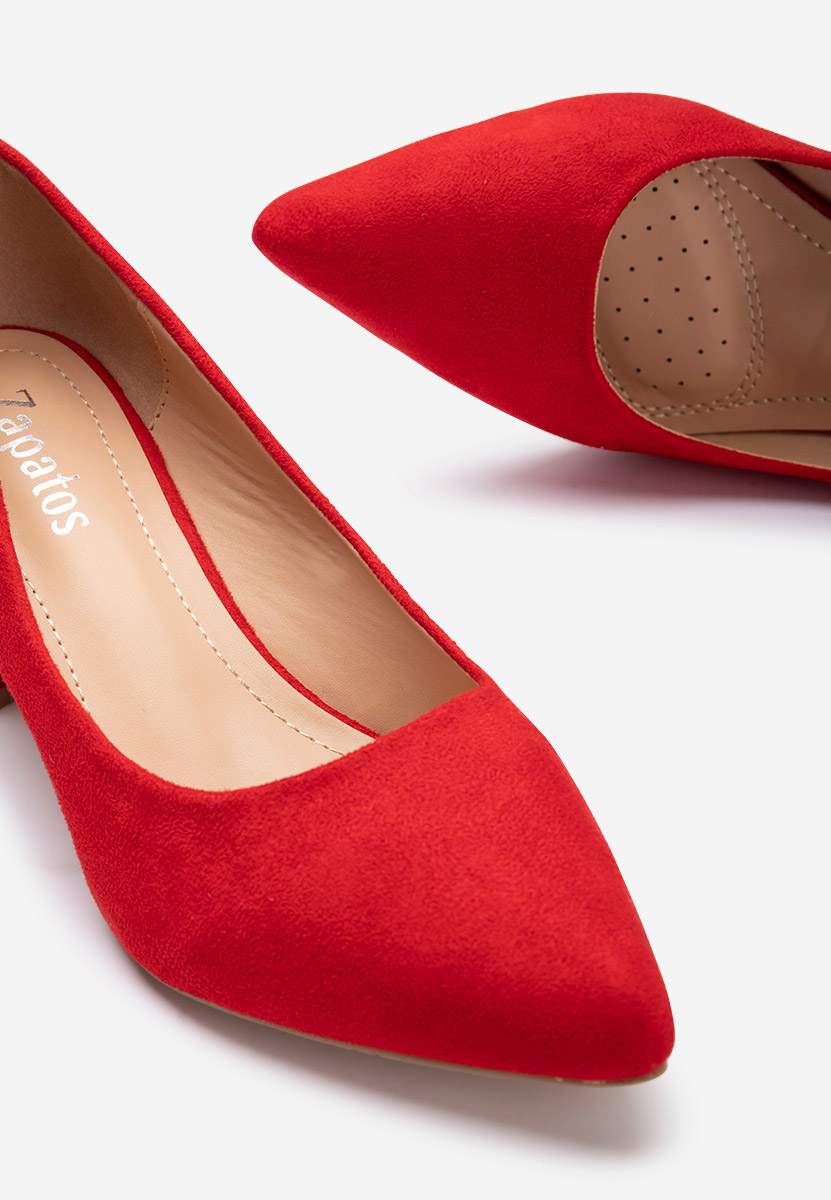 Czerwone czółenka na słupku Salma