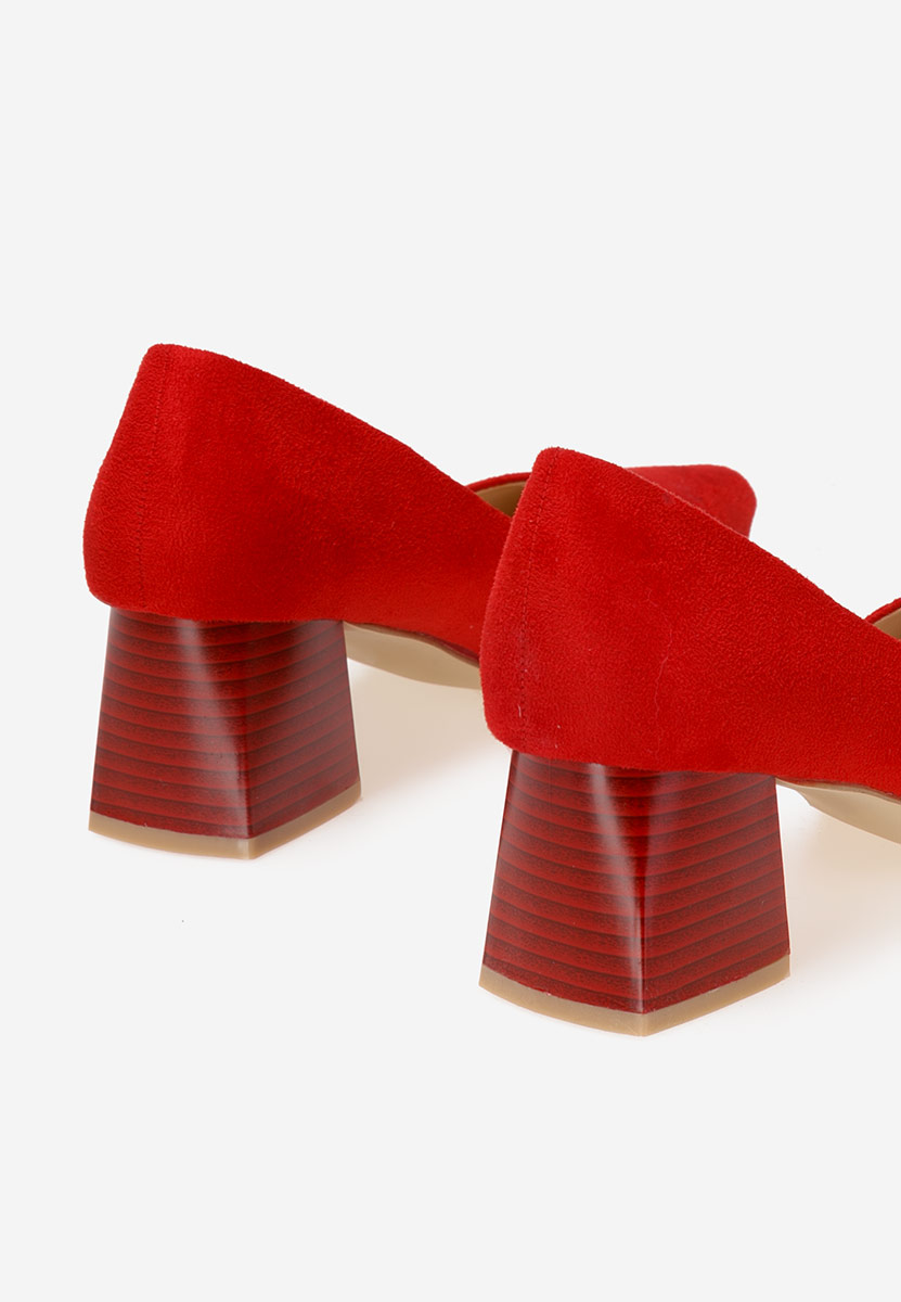 Czerwone czółenka na słupku Salma