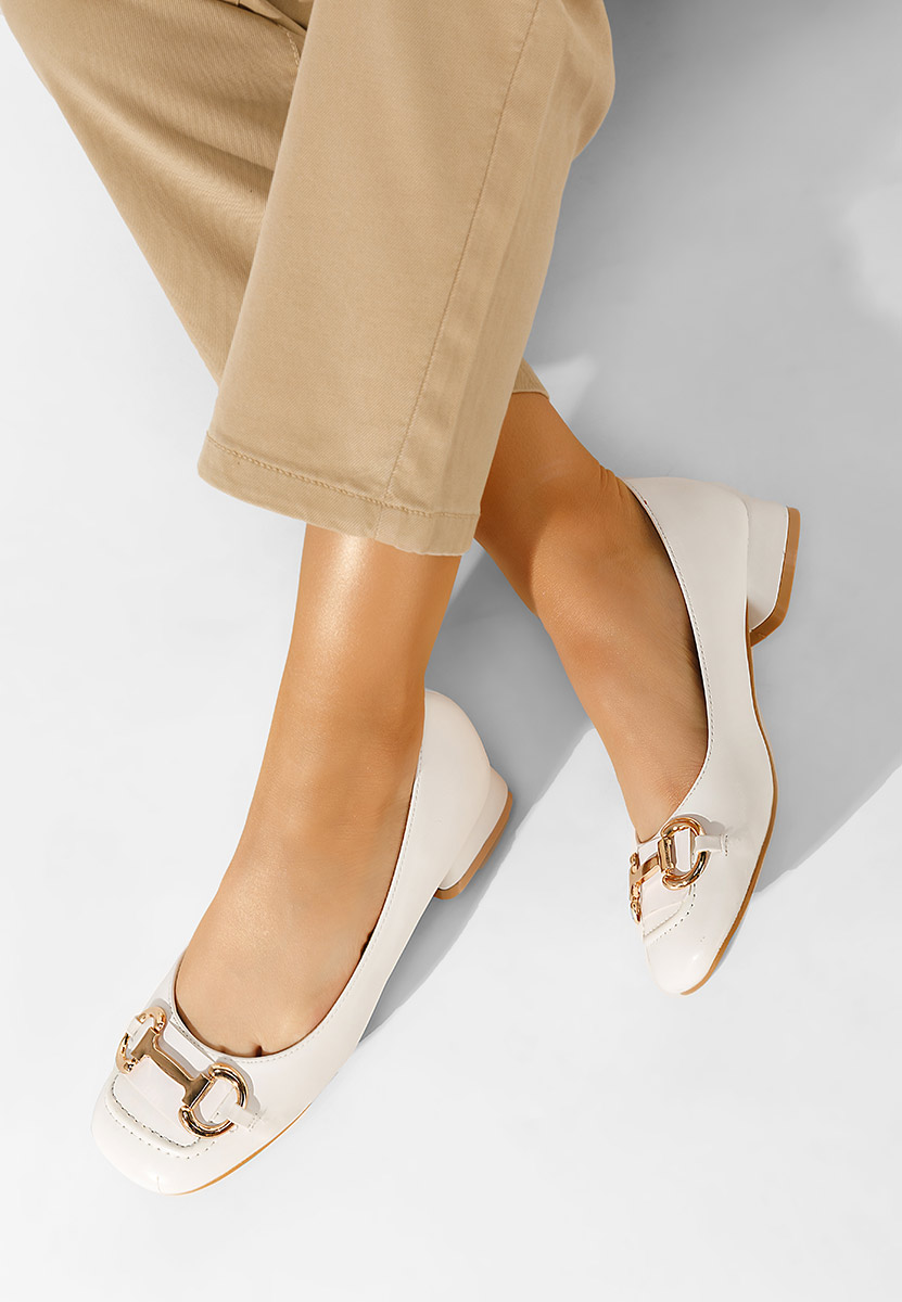 Białe czółenka na niskim obcasie Escana