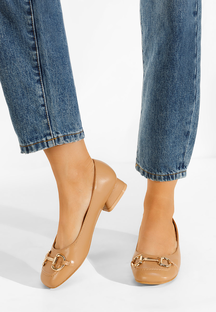 Camelowe czółenka na niskim obcasie Escana