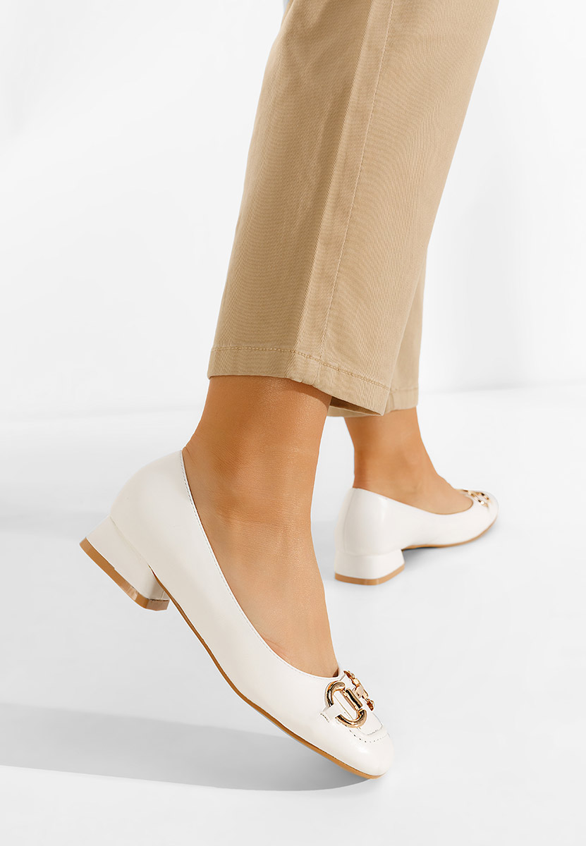 Białe czółenka na niskim obcasie Escana