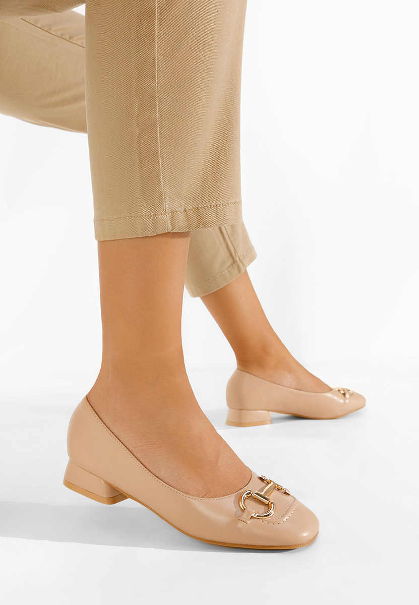 Beżowe czółenka na niskim obcasie Escana