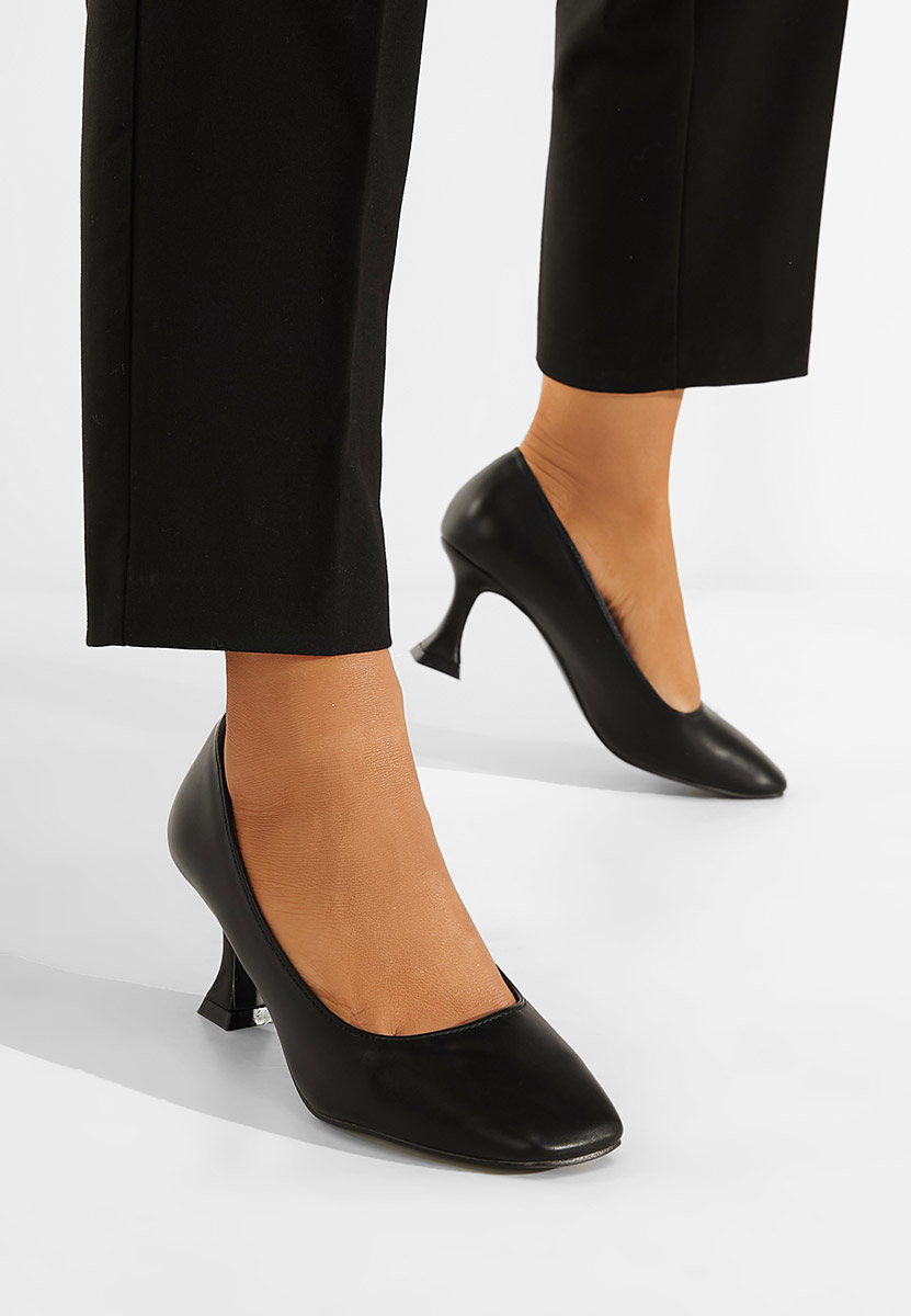 Czarne czółenka na słupku Quintana