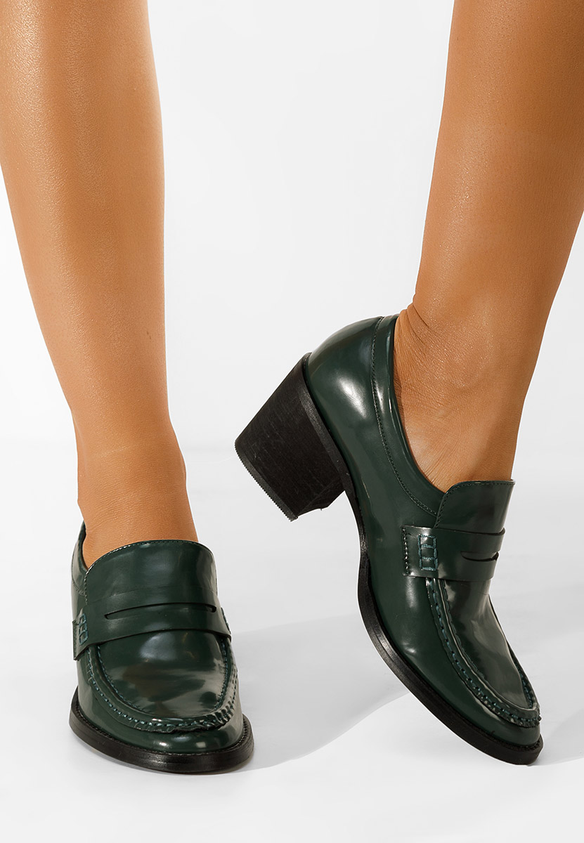 Zielone mokasyny na słupku Tandil