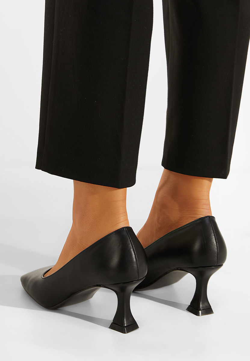 Czarne czółenka na słupku Quintana