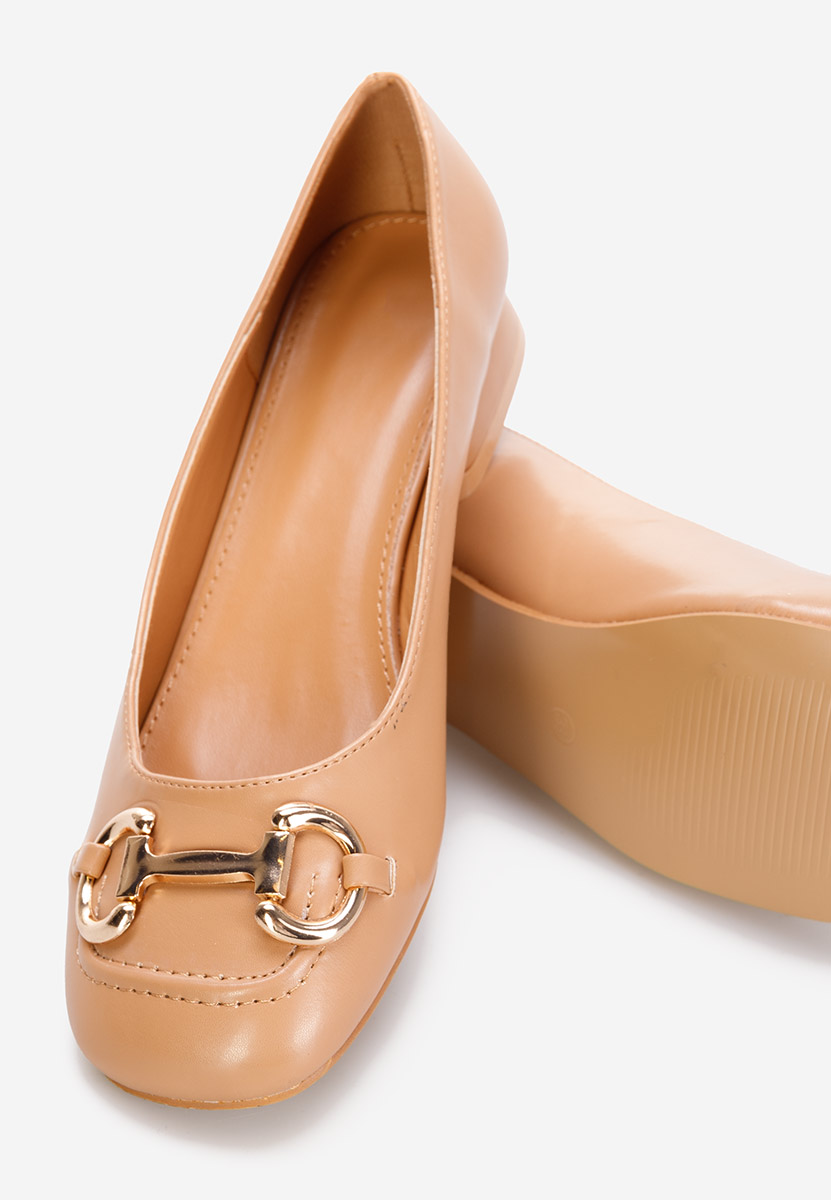 Beżowe czółenka na niskim obcasie Escana