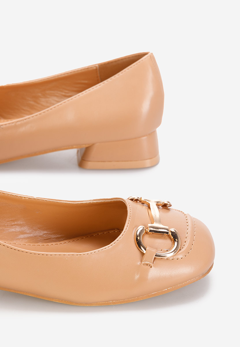 Beżowe czółenka na niskim obcasie Escana