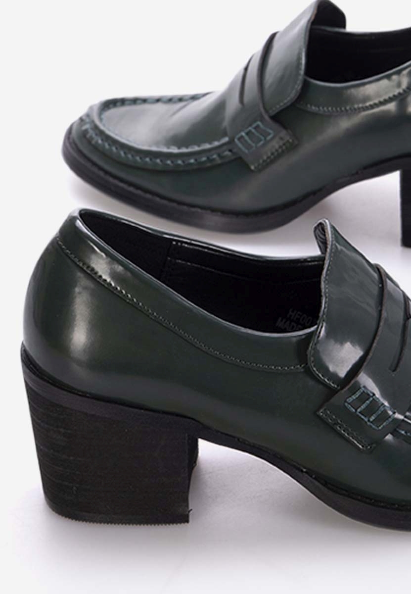 Zielone mokasyny na słupku Tandil