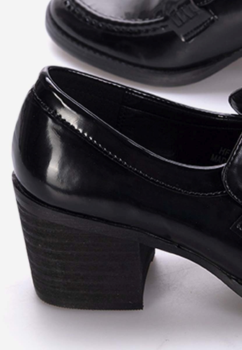 Czarne mokasyny na słupku Tandil