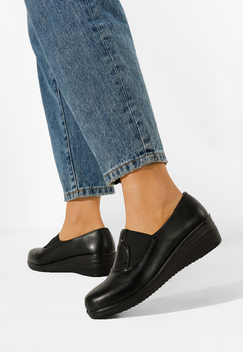 Czarne półbuty na koturnie Liniara