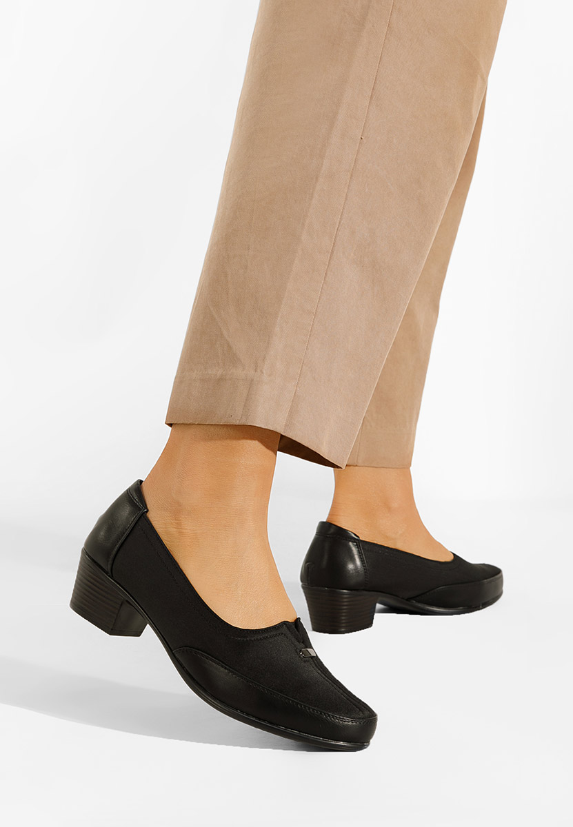 Czarne czółenka na słupku Narona