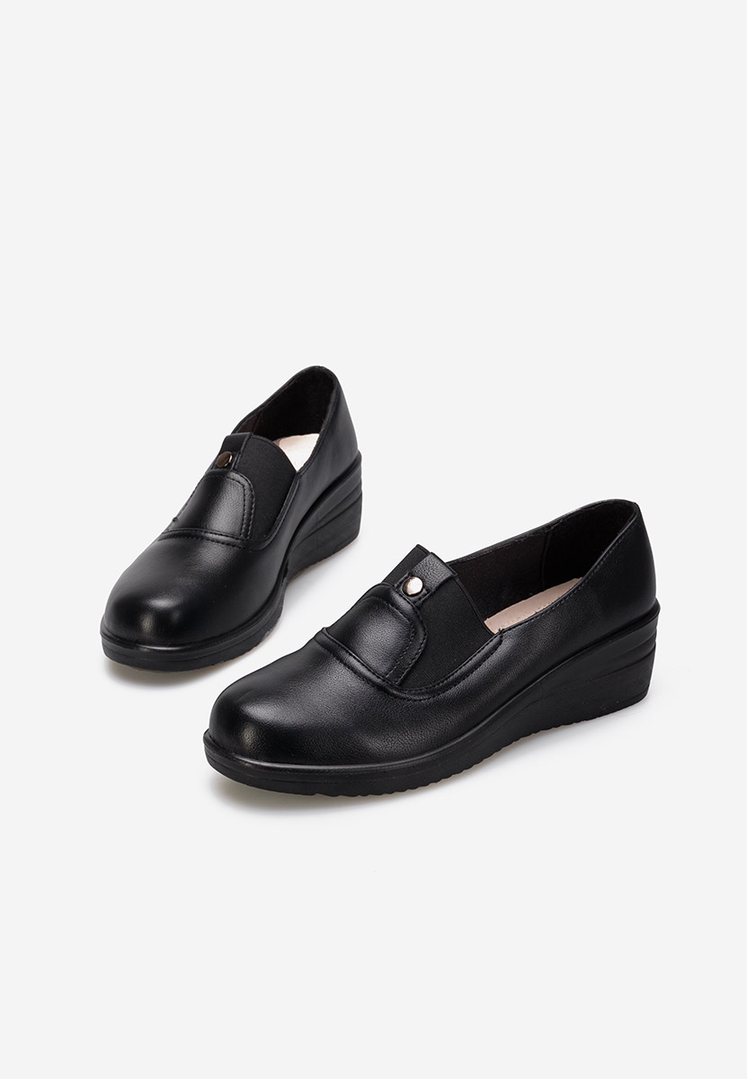 Czarne półbuty na koturnie Liniara