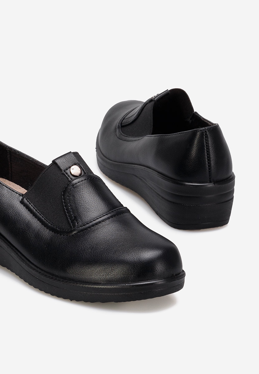 Czarne półbuty na koturnie Liniara