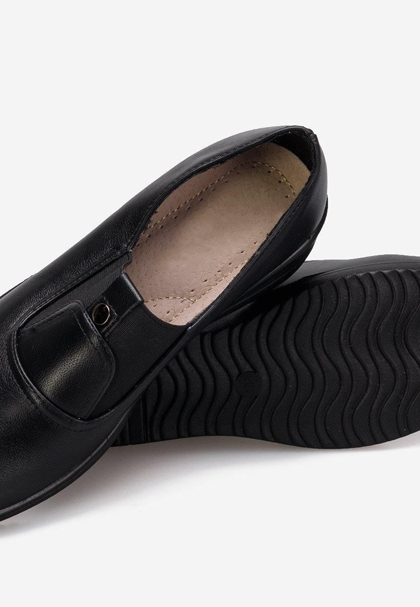 Czarne półbuty na koturnie Liniara