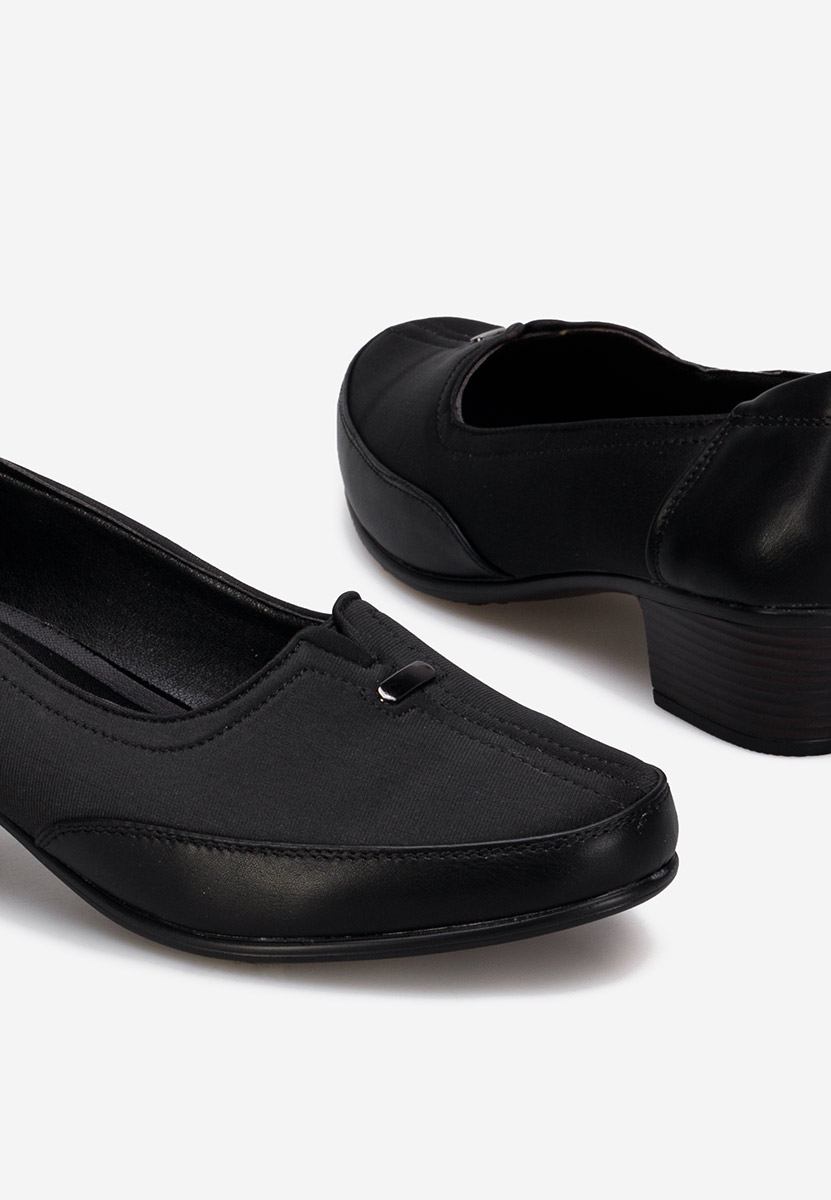 Czarne czółenka na słupku Narona