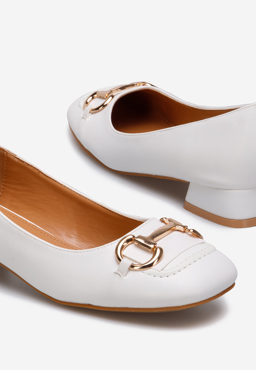 Białe czółenka na niskim obcasie Escana