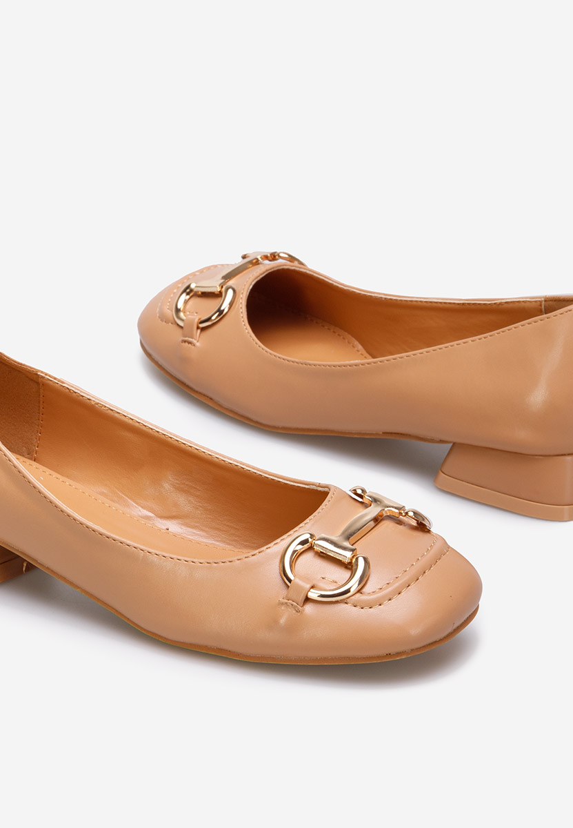 Camelowe czółenka na niskim obcasie Escana