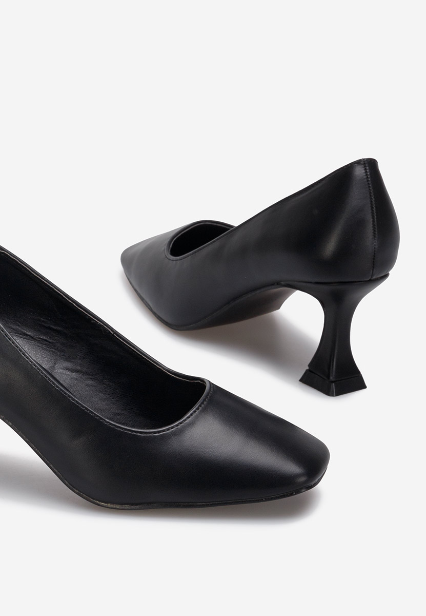 Czarne czółenka na słupku Quintana