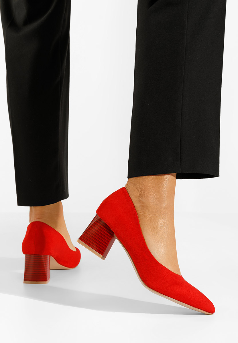 Czerwone czółenka na słupku Salma