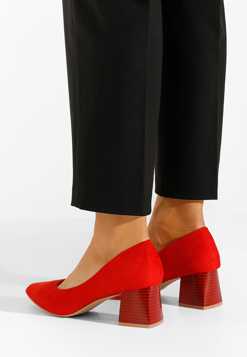 Czerwone czółenka na słupku Salma