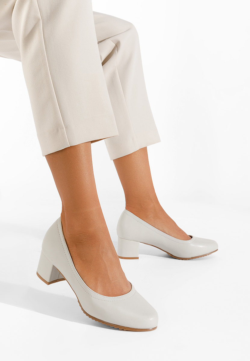 Szare czółenka na słupku Zinia