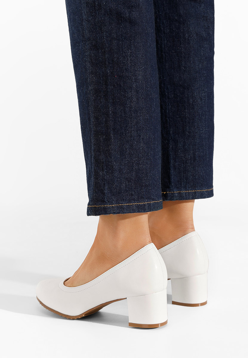 Białe czółenka na niskim słupku Zinia