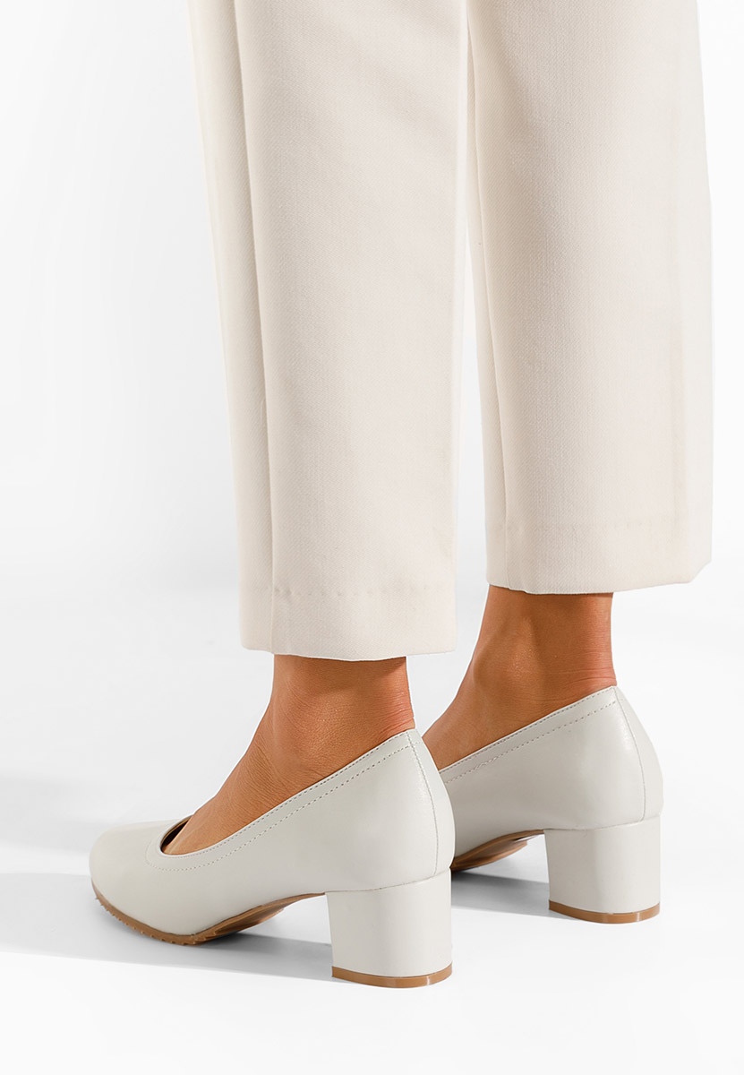 Szare czółenka na słupku Zinia