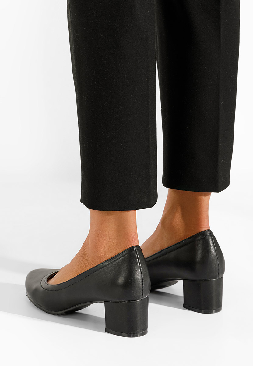 Czarne czółenka na niskim słupku Zinia