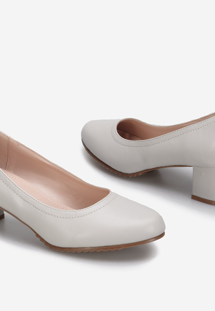 Szare czółenka na słupku Zinia