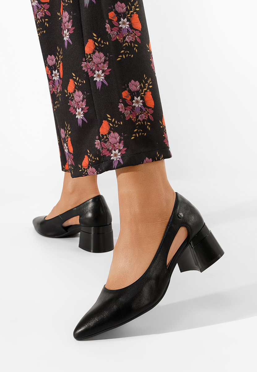 Czarne czółenka na słupku Peka