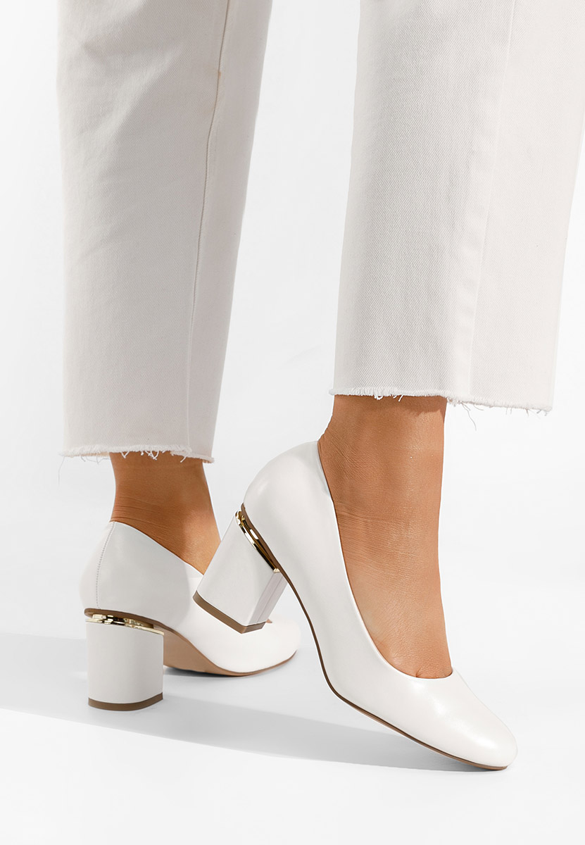 Białe czółenka na słupku Klata