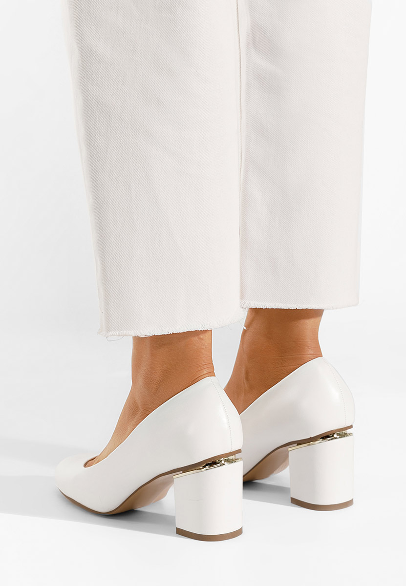 Białe czółenka na słupku Klata