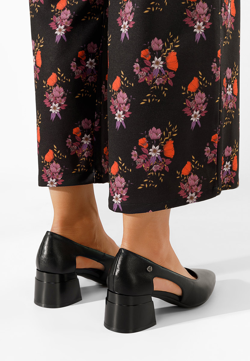 Czarne czółenka na słupku Peka