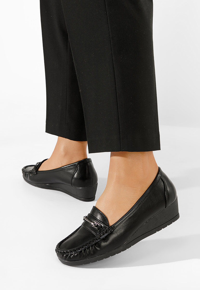 Czarne mokasyny na koturnie Norasea