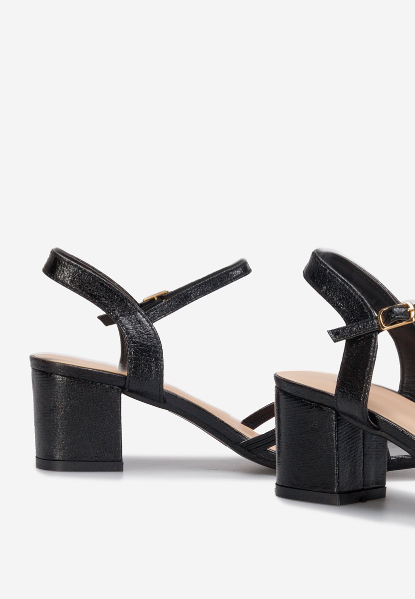 Czarne sandały na słupku Myla