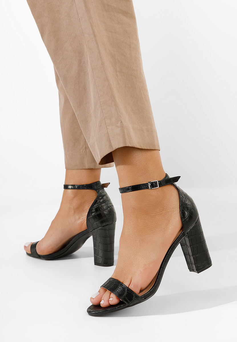 Czarne sandały na słupku Leilana