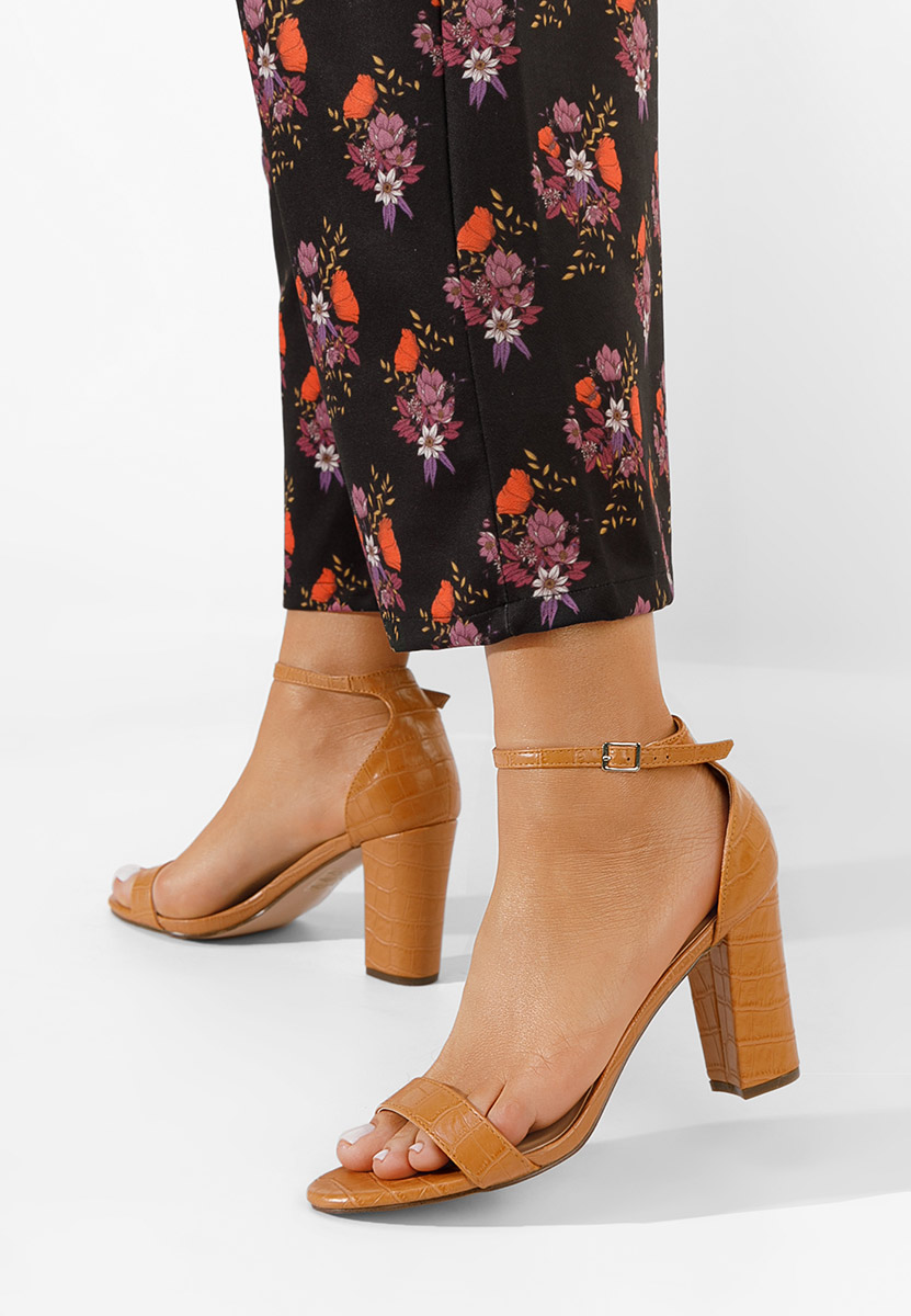 Camelowe sandały na słupku Leilana