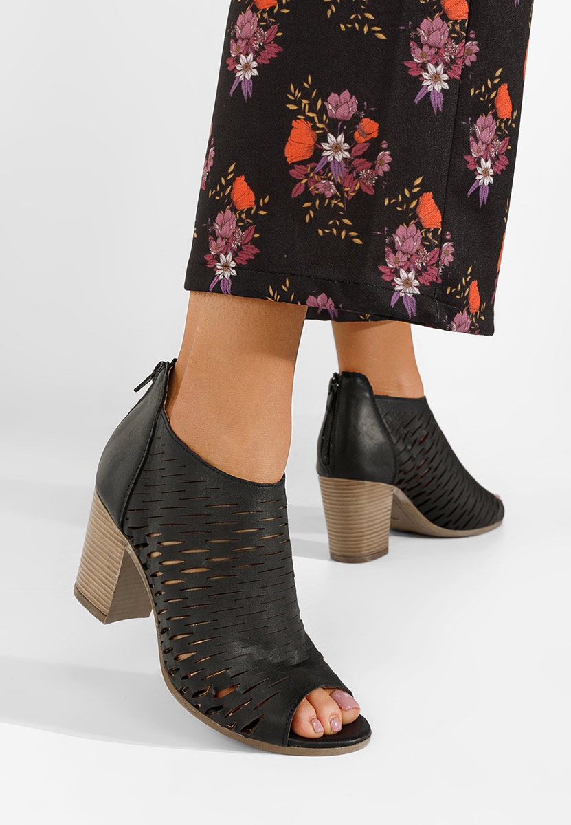 Czarne sandały na słupku Zarata