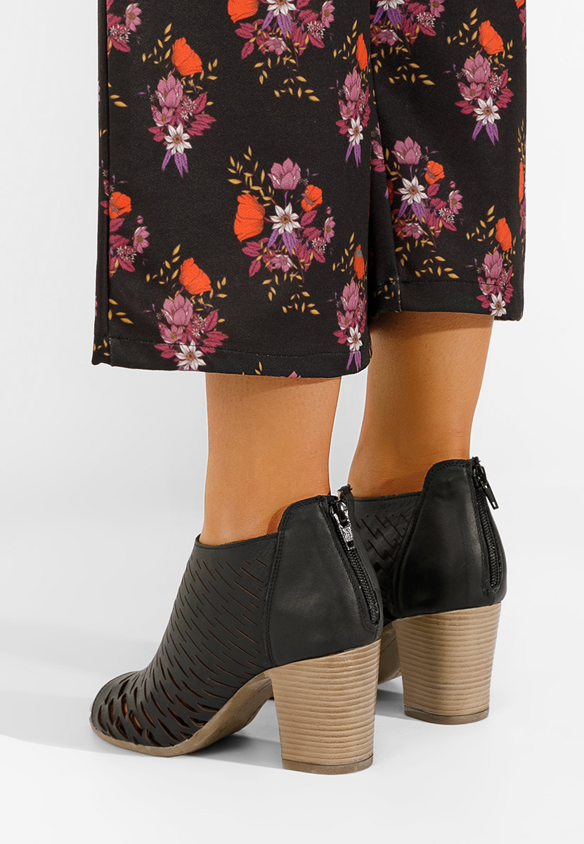 Czarne sandały na słupku Zarata