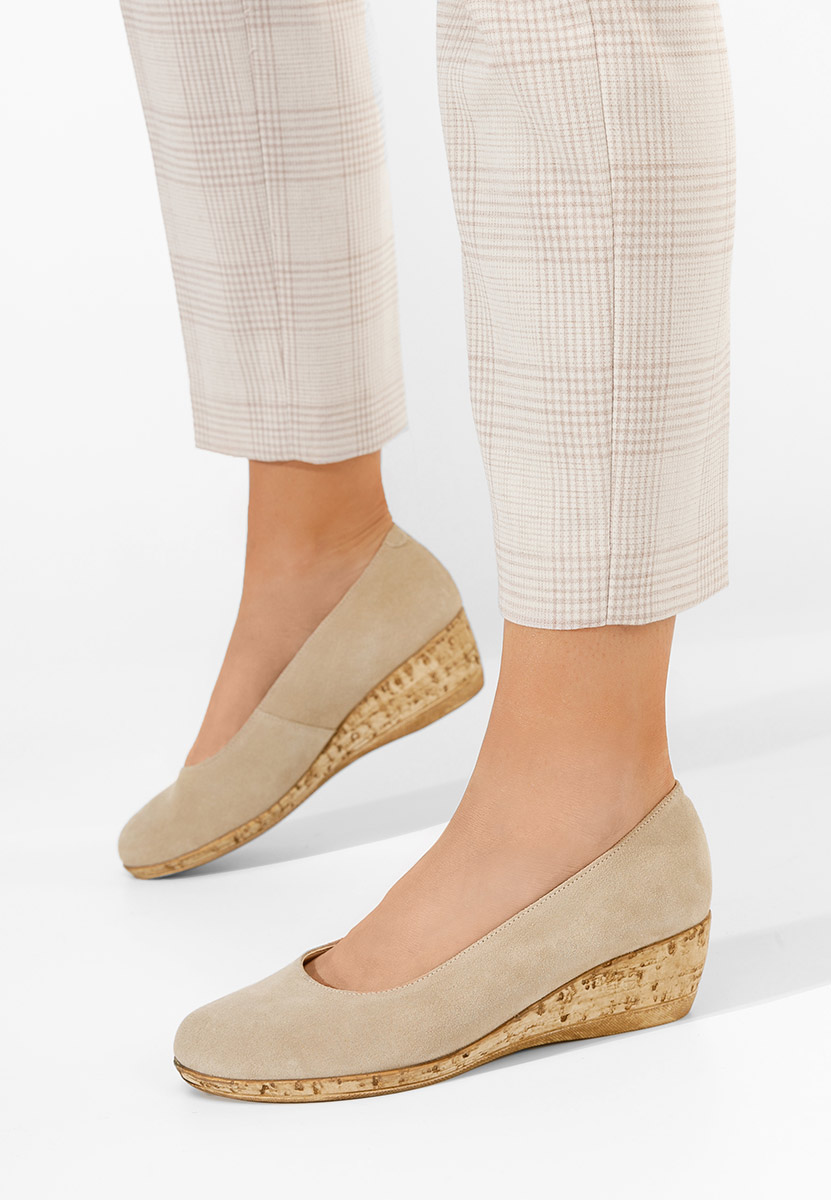 Beżowe czółenka na koturnie Sonia