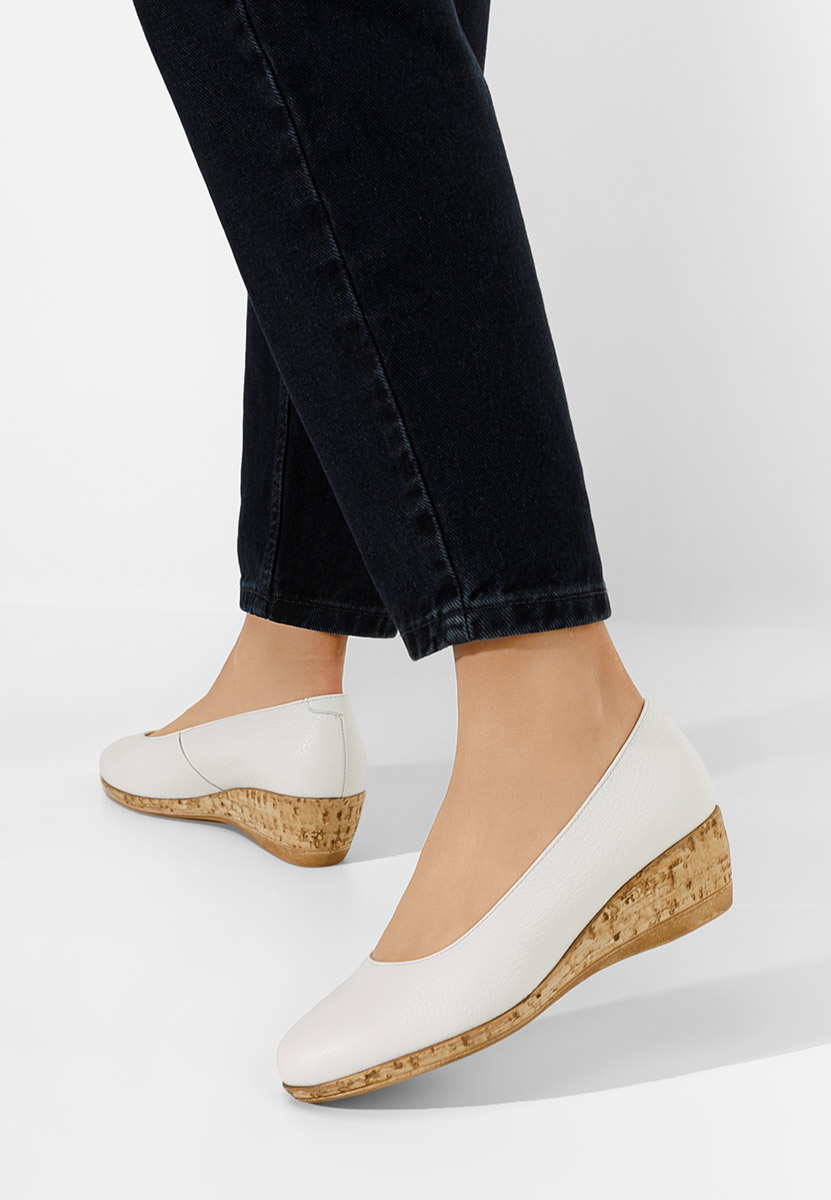Białe czółenka na koturnie Sonia V3