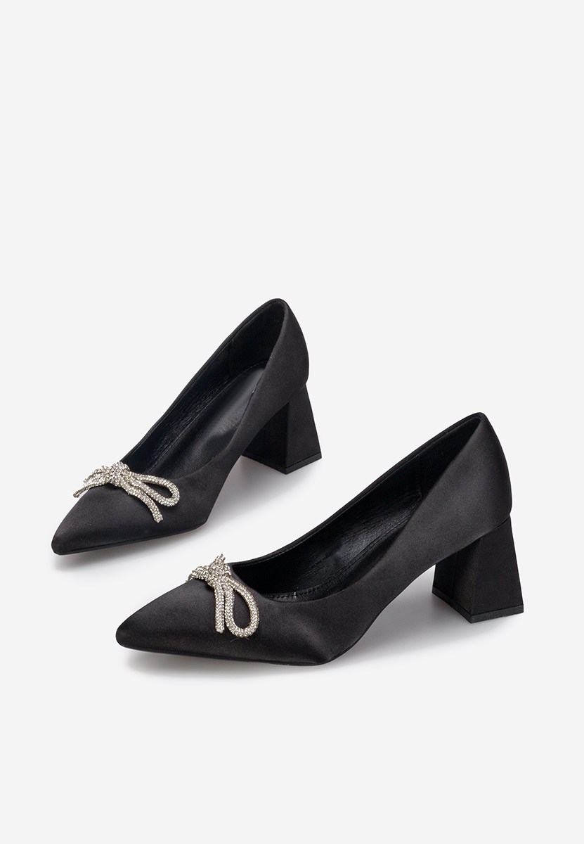 Czarne czółenka na słupku Abigale