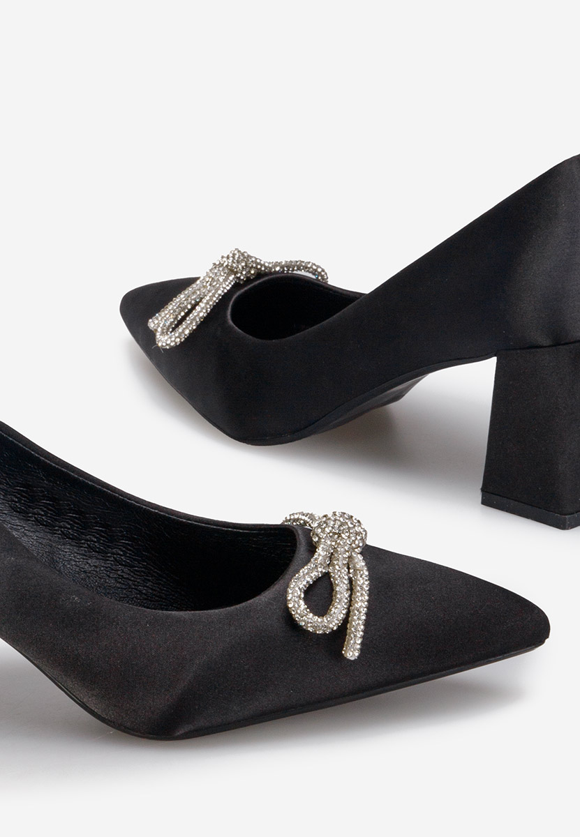 Czarne czółenka na słupku Abigale