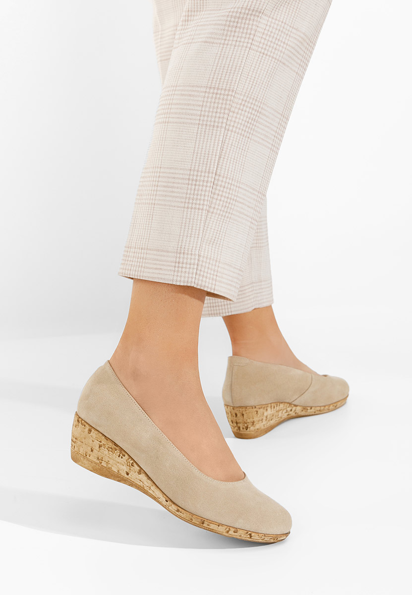 Beżowe czółenka na koturnie Sonia