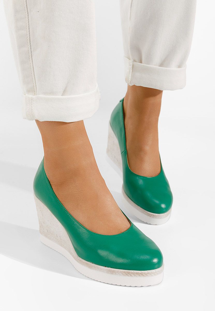 Zielone czółenka na koturnie Kaira