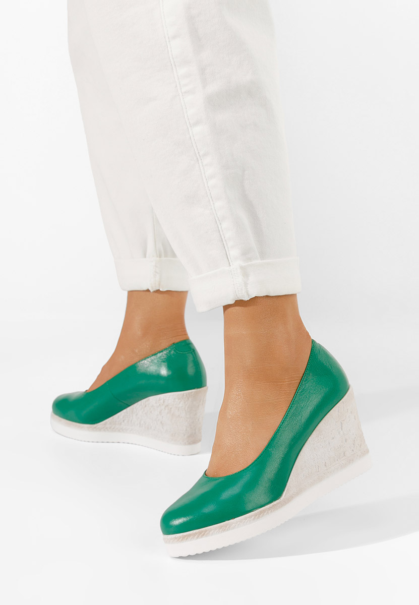 Zielone czółenka na koturnie Kaira