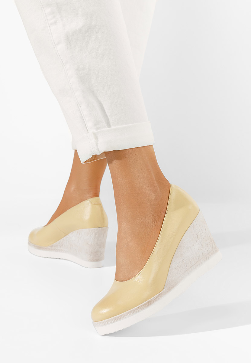 Żółte czółenka na koturnie Kaira