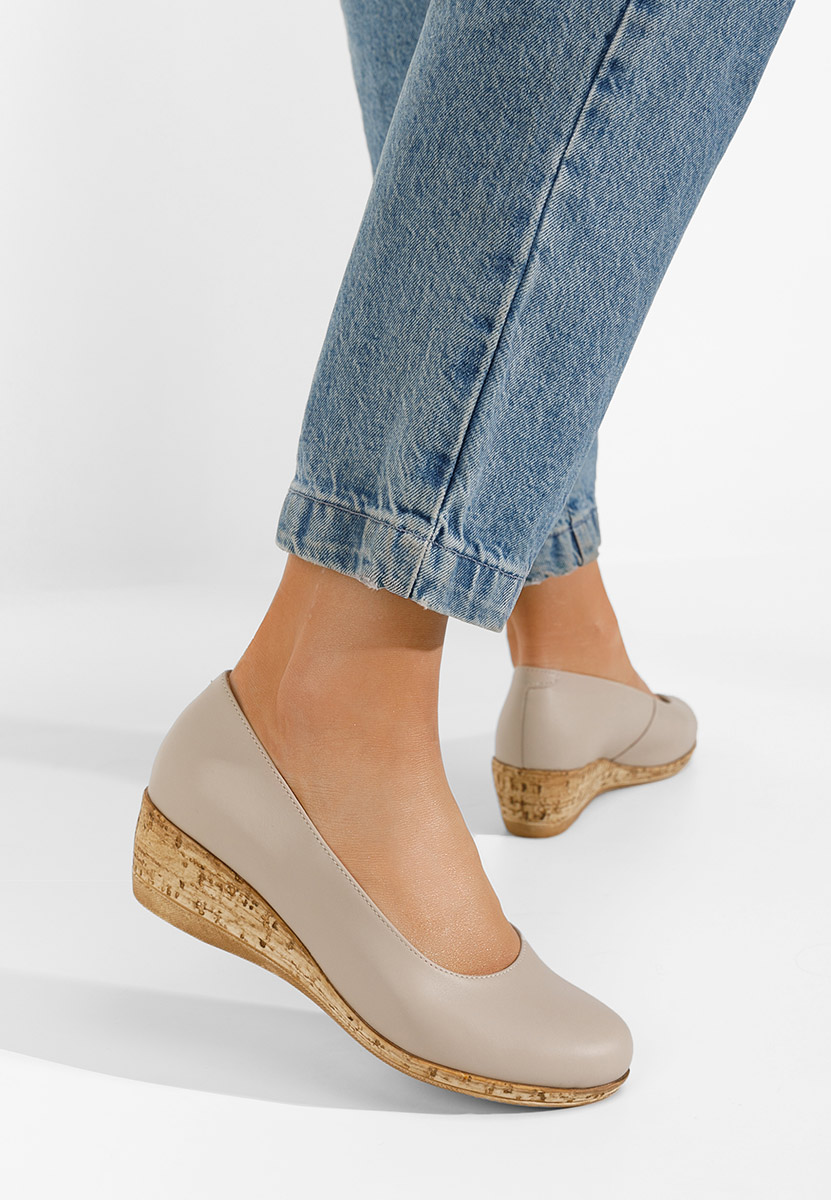 Beżowe czółenka na koturnie Sonia V3