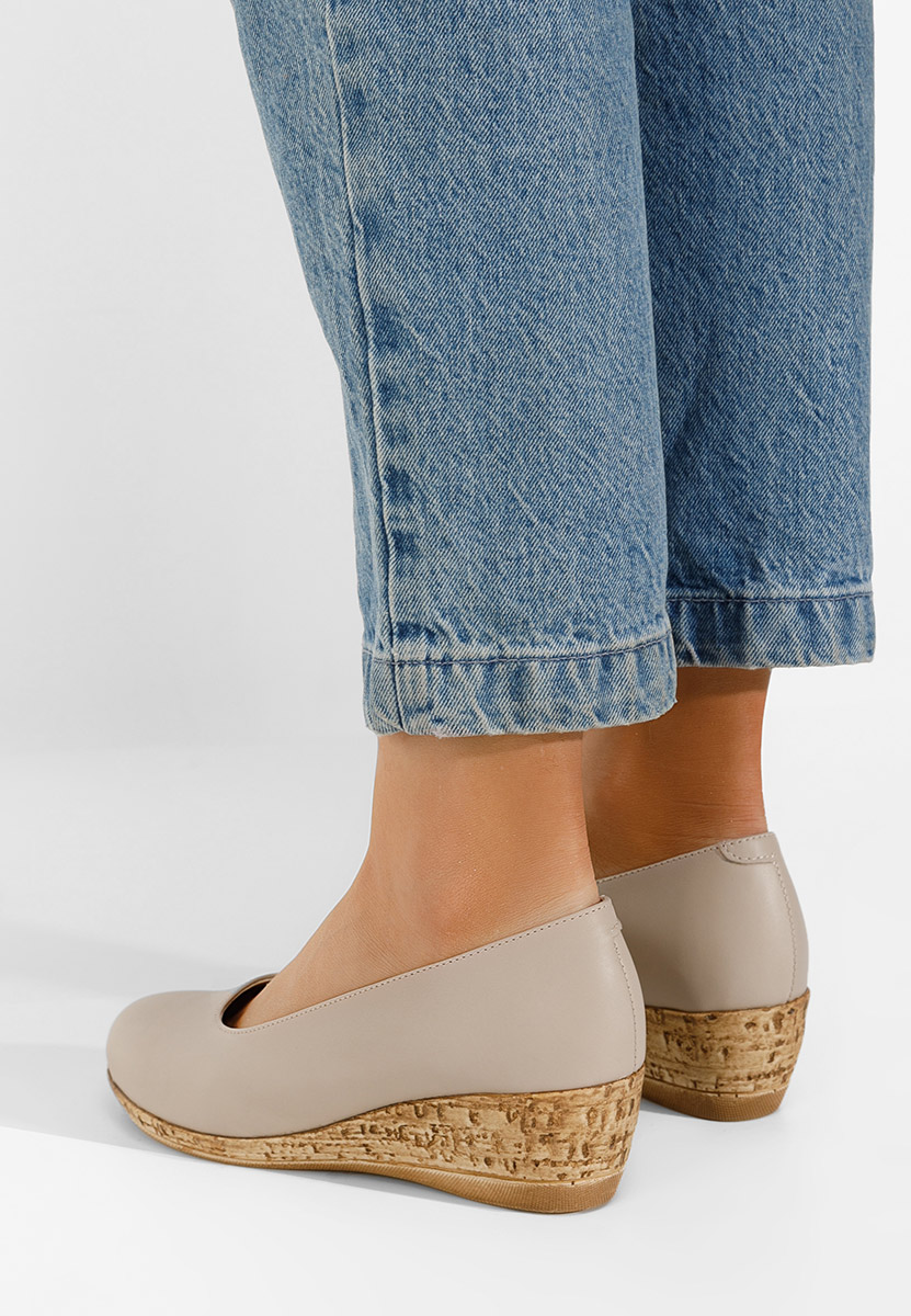 Beżowe czółenka na koturnie Sonia V3