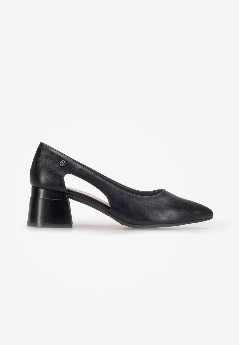 Czarne czółenka na słupku Peka